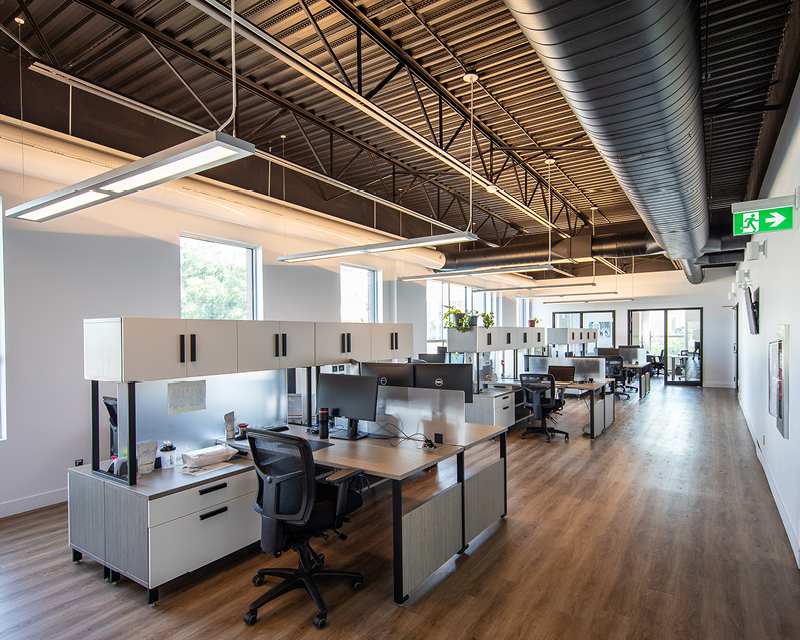 Photo d'un bureau de travail et la description dit que l'environnement est stimulant. Photo of an office and the photo description says the environment is stimulating.