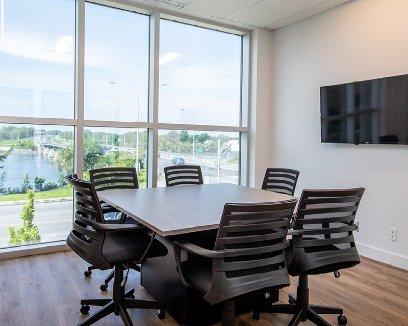 Photo d'une salle de réunion et la description dit que l'environnement est stimulant. Photo of a conference room and the photo description says the environment is stimulating.