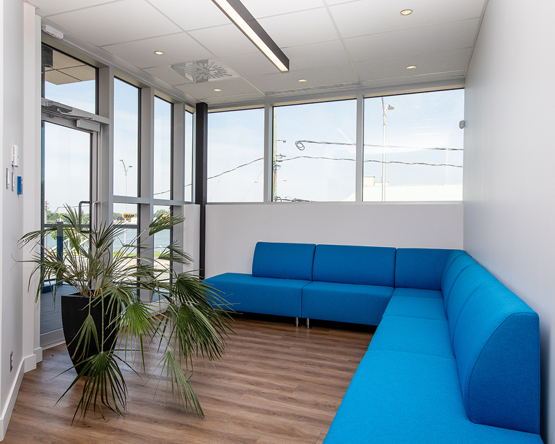 Photo d'une salle de repos avec divan et la description dit que l'environnement est stimulant. Photo of a rest room with couch and the photo description says the environment is stimulating.