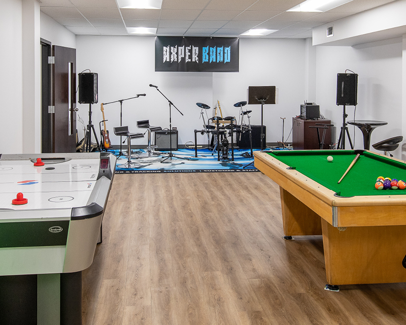 Photo d'une salle de repos et de divertissement et la description dit que l'environnement est stimulant (Billard, hockey sur table à air et instruments de musique) . Photo of recreation room and description says the environment is stimulating. (Pool, hockey on air et music instruments)