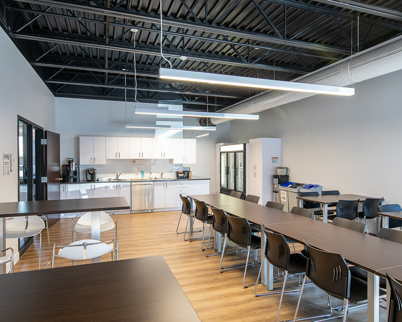 Photo d'une salle de repos et la description dit que l'environnement est stimulant. Photo of a lunch room and the photo description says the environment is stimulating.