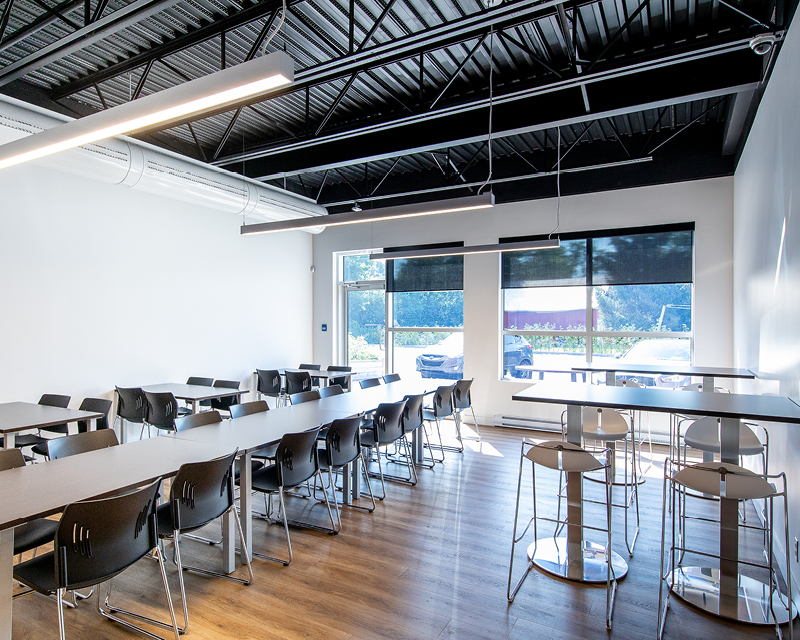 Photo d'une salle et la description dit que l'environnement est stimulant. Photo of a gathering room and the photo description says the environment is stimulating.