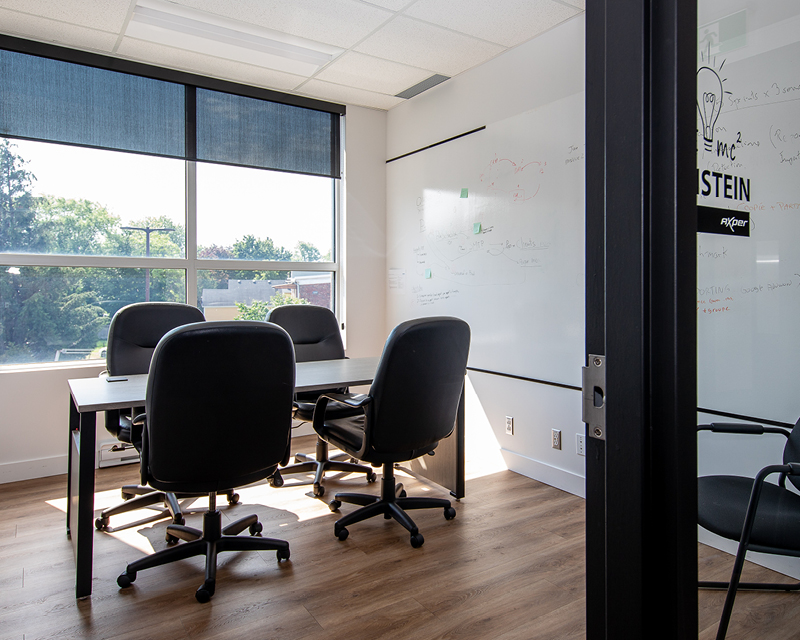 Photo d'un bureau de travail et la description dit que l'environnement est stimulant. Photo of an office and the photo description says the environment setting is stimulating.