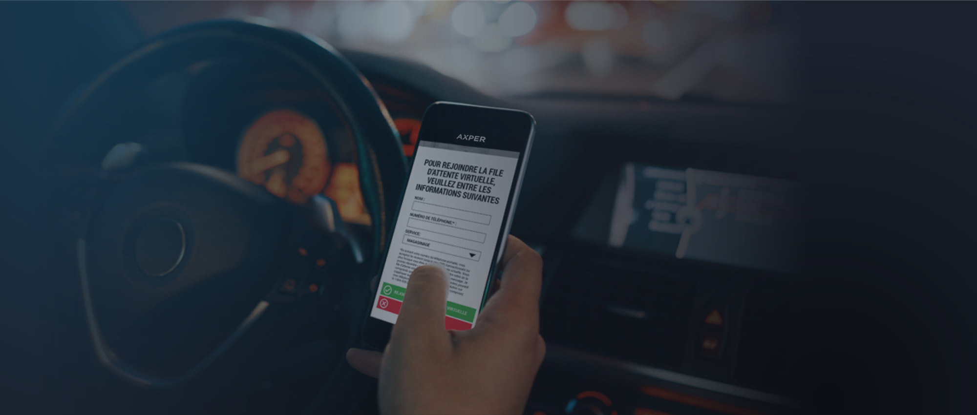 Image de fond d'un téléphone dans une voiture, affichant l'application de file d'attente d'Axper. L'écran affiche "Pour rejoindre la file d'attente virtuelle, veuillez entrer les informations suivantes".